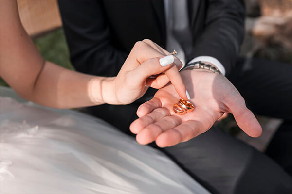 Evlilik Yüzüğü Hangi Parmağa Takılmalıdır?
